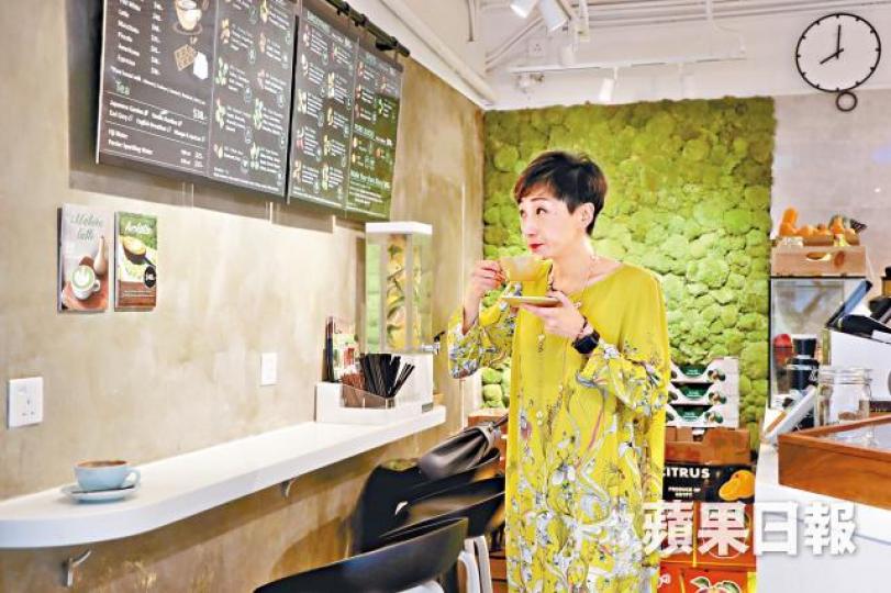 穿上黃色連身裙的陳淑莊,上周三到立會前先到灣仔星街小店嘆咖啡,獲店員打氣。夏家朗攝 穿上黃色連身裙的陳淑莊,上周三到立會前先到灣仔星街小店嘆咖啡,獲店員打氣。夏家朗攝