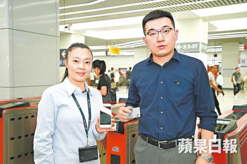 周宇(右)稱,持有閃付標誌的銀聯卡,即可在深圳地鐵拍卡搭車;左為周聆。伍嘉亮攝 周宇(右)稱,持有閃付標誌的銀聯卡,即可在深圳地鐵拍卡搭車;左為周聆。伍嘉亮攝