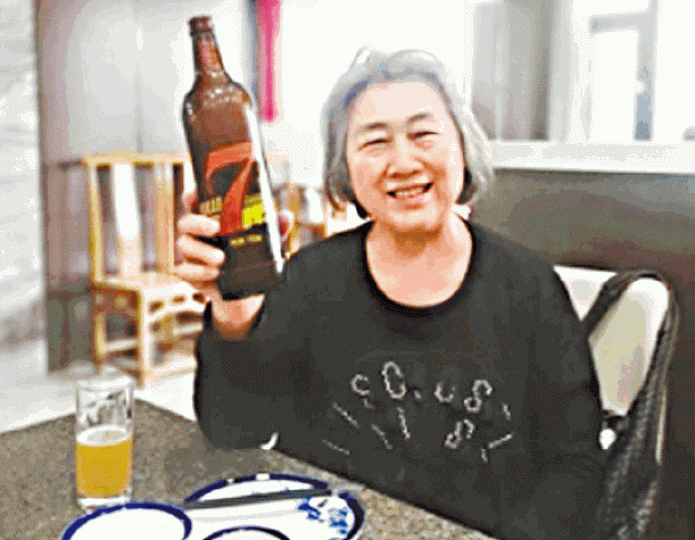 高瑜喝酒慶祝服刑期滿,未幾卻再失自由。受訪者提供 高瑜喝酒慶祝服刑期滿,未幾卻再失自由。受訪者提供