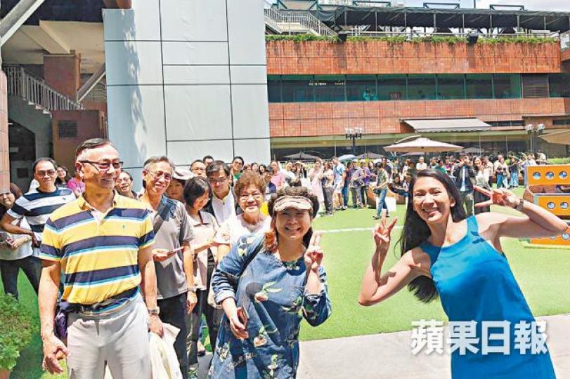 姬素(右)吸引近百人排隊和她合照。秋生親自下廚,和軒仔等慶祝自己封帝。互聯網圖片 姬素(右)吸引近百人排隊和她合照。秋生親自下廚,和軒仔等慶祝自己封帝。互聯網圖片