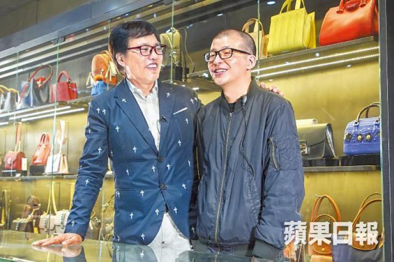 黃永成(左)多年來聘請了很多弱勢社群人士,輕度智障的謙仔(右)在專賣店工作六年,每天上班樂在其中。Vincent每年都參與友情天地同學會聚會,希望讓釋囚感受社會關懷。右腳截肢的Shirley憑努力贏得老闆和同事信任。黃永成加入《香港工商品牌保護陣綫》,與海關緊密聯絡,監察市面貨品。開店賣名牌,黃永成卻勸大家不要做名牌奴隸,一兩件夠晒數。場地提供:Pompei 黃永成(左)多年來聘請了很多弱勢社群人士,輕度智障的謙仔(右)在專賣店工作六年,每天上班樂在其中。Vincent每年都參與友情天地同學會聚會,希望讓釋囚感受社會關懷。右腳截肢的Shirley憑努力贏得老闆和同事信任。黃永成加入《香港工商品牌保護陣綫》,與海關緊密聯絡,監察市面貨品。開店賣名牌,黃永成卻勸大家不要做名牌奴隸,一兩件夠晒數。場地提供:Pompei