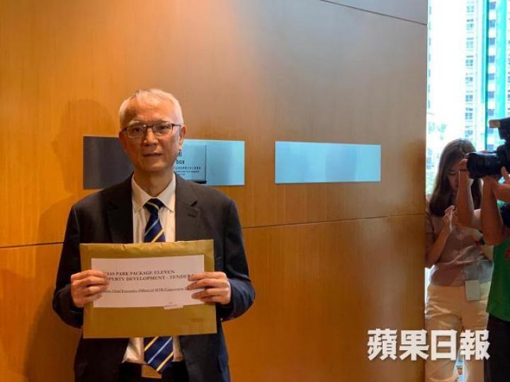 會德豐何偉錦昨代表公司遞交標書,爭奪日出康城第11期項目。 會德豐何偉錦昨代表公司遞交標書,爭奪日出康城第11期項目。