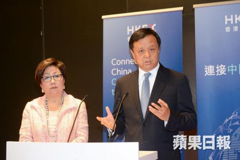 港交所主席史美倫(左)及行政總裁李小加昨日在股東會後見記者。何耀勤攝 港交所主席史美倫(左)及行政總裁李小加昨日在股東會後見記者。何耀勤攝