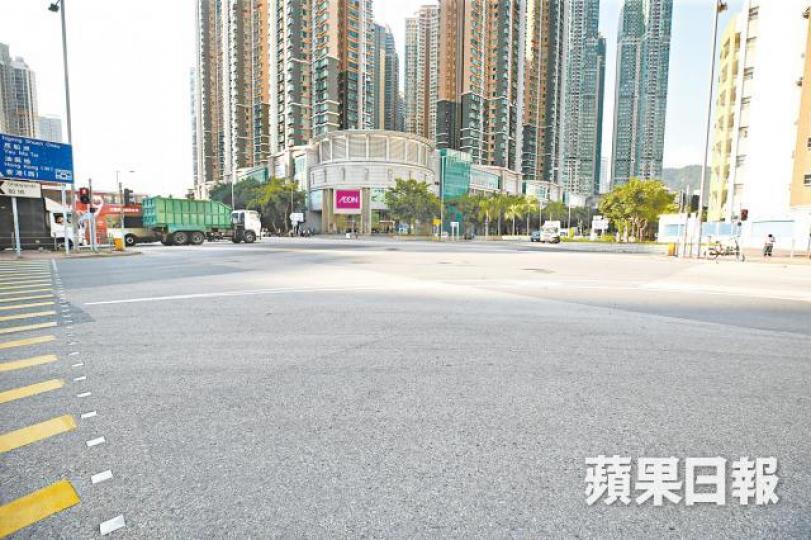 政府計劃於深旺道與興華街西交界處興建一座四跨有蓋行人天橋系統。王子俊攝 政府計劃於深旺道與興華街西交界處興建一座四跨有蓋行人天橋系統。王子俊攝