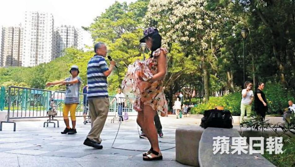 屯門公園近年被大量牟利唱歌團入侵,大媽以性感衣着作賣點,吸引圍觀者打賞利是。資料圖片 屯門公園近年被大量牟利唱歌團入侵,大媽以性感衣着作賣點,吸引圍觀者打賞利是。資料圖片