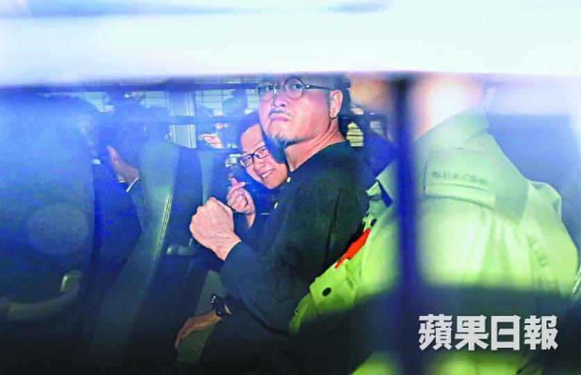 黃浩銘與邵家臻被押往收押所時,邵露出堅定眼神,黃更做出愛心手勢。 黃浩銘與邵家臻被押往收押所時,邵露出堅定眼神,黃更做出愛心手勢。