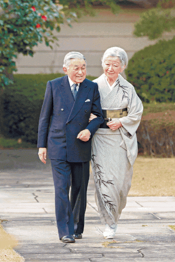 日皇明仁(左)與皇后美智子(右)下周二退位。路透社楊逸 日皇明仁(左)與皇后美智子(右)下周二退位。路透社楊逸