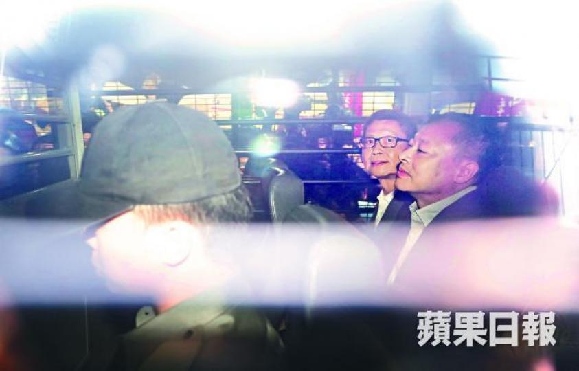 陳健民及戴耀廷昨判刑後由囚車押往荔枝角收押所,表現從容。朱永倫攝特首林鄭月娥民主派議員昨發表聯署聲明要求林鄭下台,毛孟靜讀出聲明時激動落淚。 陳健民及戴耀廷昨判刑後由囚車押往荔枝角收押所,表現從容。朱永倫攝特首林鄭月娥民主派議員昨發表聯署聲明要求林鄭下台,毛孟靜讀出聲明時激動落淚。