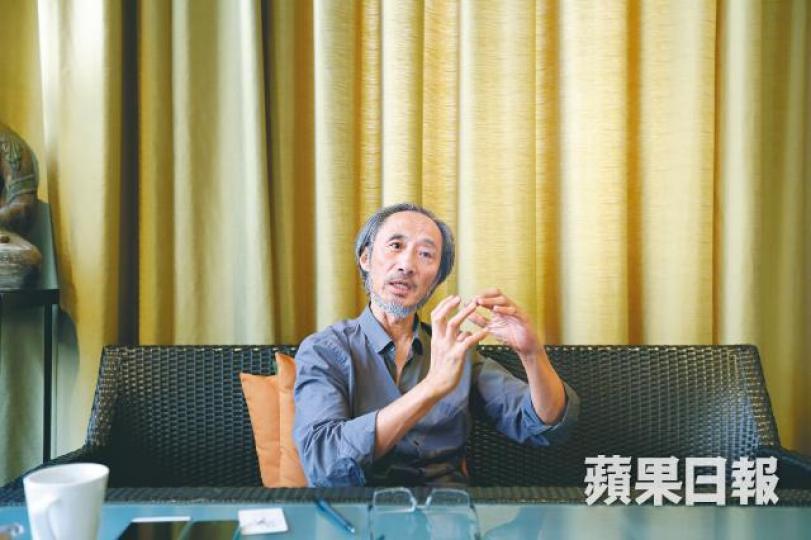流亡海外的馬建,是少數敢於以六四事件為題材寫小說的作家。陳海威攝八九民運期間,馬建曾在天安門廣場親歷學生絕食抗議。受訪者提供圖片馬建與劉曉波(左)及周舵(中)合照。馬建曾與已故的司徒華出席維園六四集會。 流亡海外的馬建,是少數敢於以六四事件為題材寫小說的作家。陳海威攝八九民運期間,馬建曾在天安門廣場親歷學生絕食抗議。受訪者提供圖片馬建與劉曉波(左)及周舵(中)合照。馬建曾與已故的司徒華出席維園六四集會。