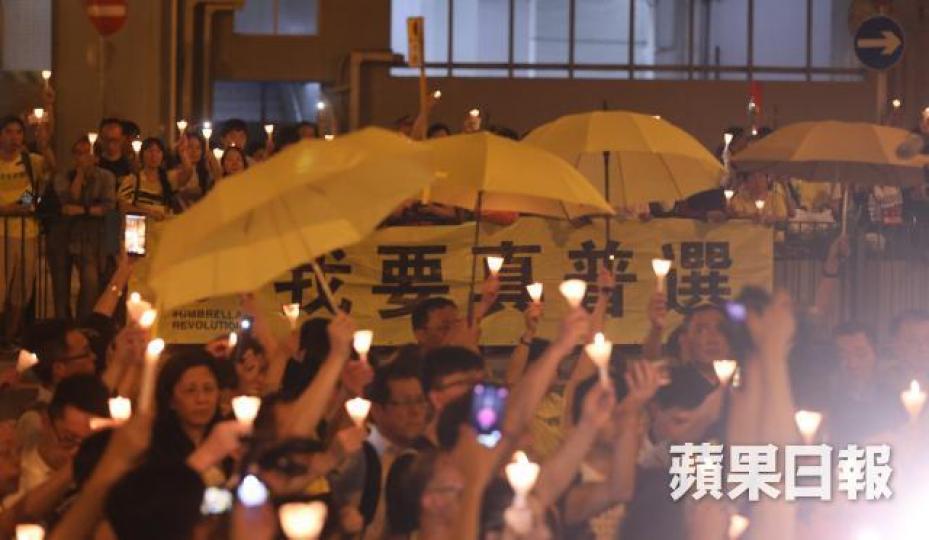 支持者昨晚撐起黃傘、拉起「我要真普選」橫額聲援九子。 支持者昨晚撐起黃傘、拉起「我要真普選」橫額聲援九子。