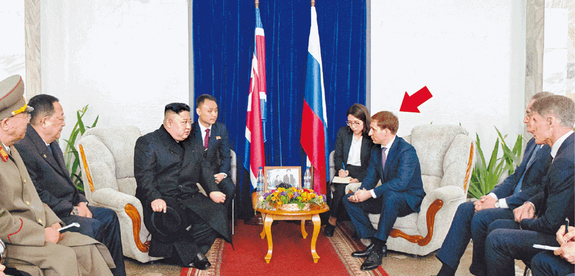 金正恩在哈桑跟多名俄官會談,包括俄羅斯遠東發展部長科茲洛夫(箭嘴示)。路透社金正恩進入俄境後,先在哈桑稍作停留。路透社 金正恩在哈桑跟多名俄官會談,包括俄羅斯遠東發展部長科茲洛夫(箭嘴示)。路透社金正恩進入俄境後,先在哈桑稍作停留。路透社