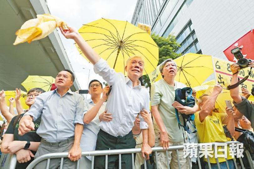 送別判囚戰友,朱耀明昨激動痛哭,需由旁人扶穩。張志華攝朱耀明太太(左)及陳健民太太(右)昨一同到庭。支持者在判刑前與陳健民擁抱表達支持。 送別判囚戰友,朱耀明昨激動痛哭,需由旁人扶穩。張志華攝朱耀明太太(左)及陳健民太太(右)昨一同到庭。支持者在判刑前與陳健民擁抱表達支持。