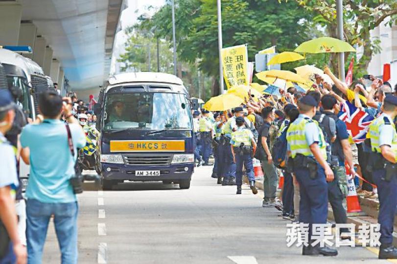 囚車駛走一刻,大批支持者在馬路旁揮手向各被告致意。馬泉崇攝 囚車駛走一刻,大批支持者在馬路旁揮手向各被告致意。馬泉崇攝