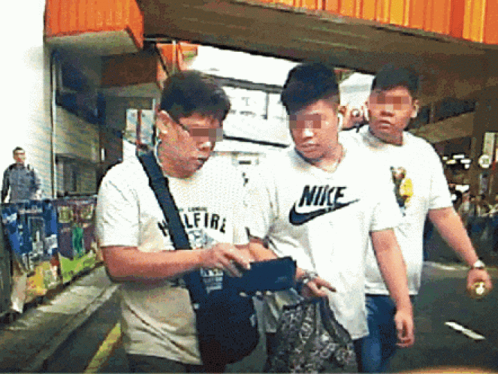 一名男子撿起銀包,打開查看後疑據為己有。 一名男子撿起銀包,打開查看後疑據為己有。