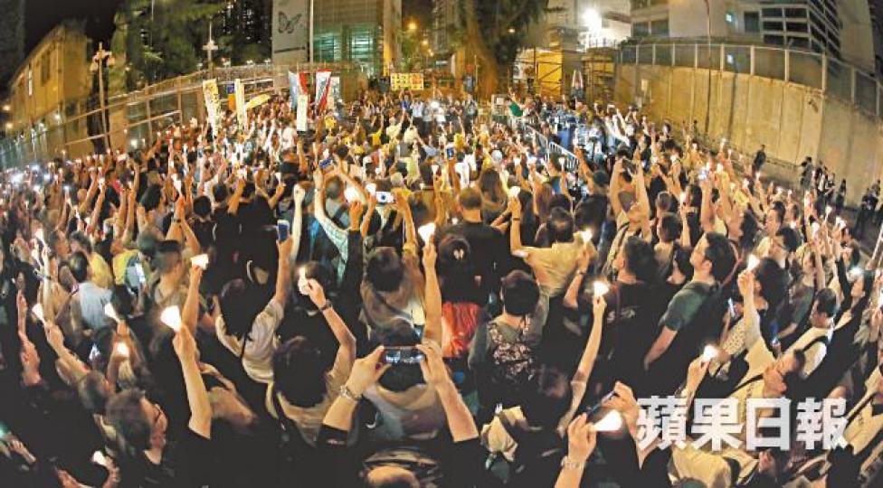 【香港】千名市民昨晚聚集荔枝角收押所外,舉起燭光聲援被囚四子。王子俊攝 【香港】千名市民昨晚聚集荔枝角收押所外,舉起燭光聲援被囚四子。王子俊攝