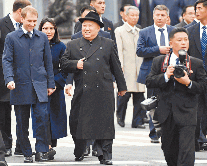 金正恩抵達海參崴,獲俄羅斯官員迎接。普 京保鑣在行駛中的金正恩座駕外圍保護。路透社 金正恩抵達海參崴,獲俄羅斯官員迎接。普 京保鑣在行駛中的金正恩座駕外圍保護。路透社