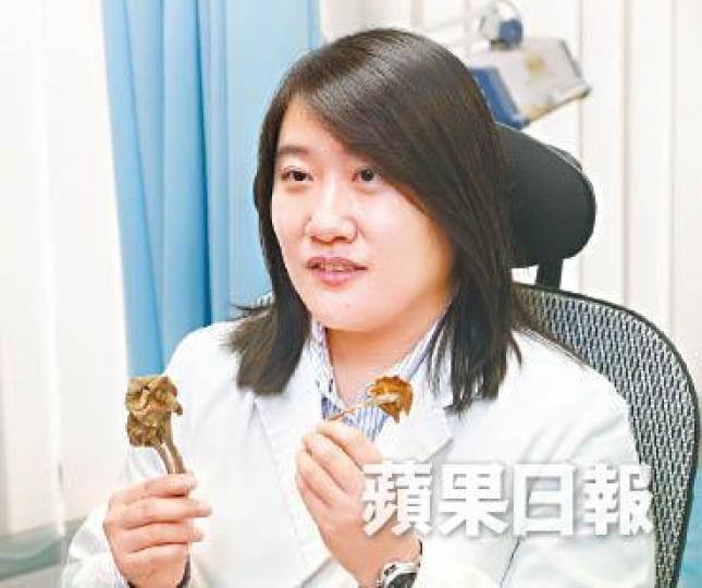 中醫師曹瑋雯指茶樹菇可入饌為家常菜式。黎樹雄攝 中醫師曹瑋雯指茶樹菇可入饌為家常菜式。黎樹雄攝