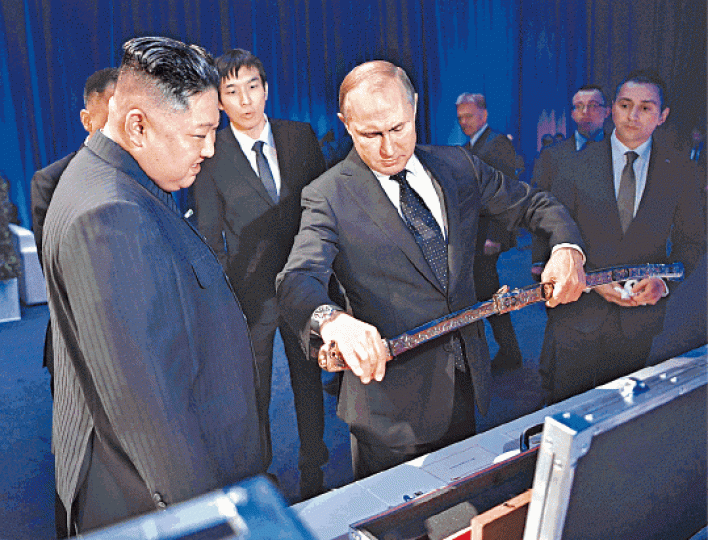 金正恩送上一把劍給普京作見面禮。普京以一枚硬幣作回禮,金正恩低頭細看。 金正恩送上一把劍給普京作見面禮。普京以一枚硬幣作回禮,金正恩低頭細看。
