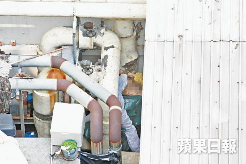 鑑證人員用膠袋將死者手部包裹,待稍後蒐證。 鑑證人員用膠袋將死者手部包裹,待稍後蒐證。