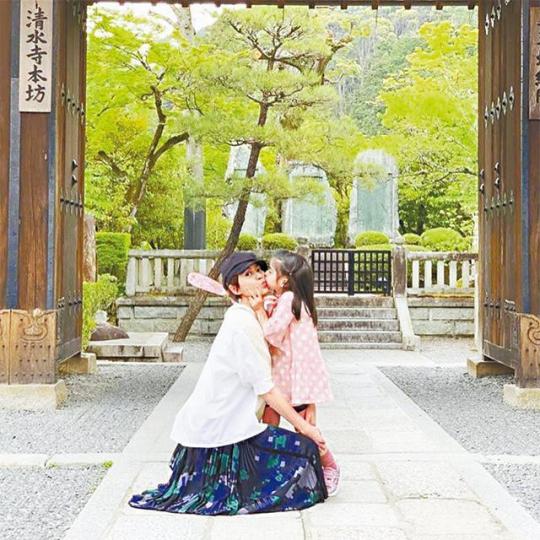 梁詠琪帶囡囡Sofia遊清水寺，共度美好假期。互聯網圖片梁詠琪陪囡囡在嵐山竹林半跳半走，場面溫馨。互聯網圖片
