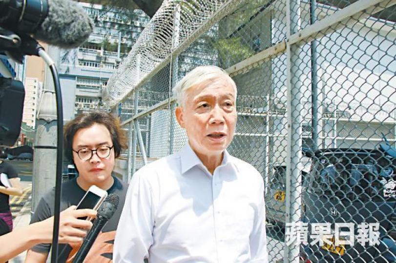 朱耀明牧師昨下午前往荔枝角收押所探望戰友,形容他們為了香港民主公義,無悔成為階下囚,顯示出高貴人格。詹家志攝戴耀廷、陳健民及黃浩銘在獄中託朱耀明呼籲,為着香港未來,周日上街反送中惡法。 朱耀明牧師昨下午前往荔枝角收押所探望戰友,形容他們為了香港民主公義,無悔成為階下囚,顯示出高貴人格。詹家志攝戴耀廷、陳健民及黃浩銘在獄中託朱耀明呼籲,為着香港未來,周日上街反送中惡法。
