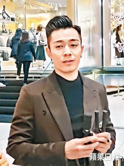 周柏豪指現時玩社交平台會顧慮多了，多數分享工作及開心事。馬志威表示與許志安同屬一個健身教練，也認識黃心穎。馬詩慧與女兒王麗嘉（左）擺甫鬥cool。台灣男歌手周興哲正忙於下月台灣小巨蛋演唱會。