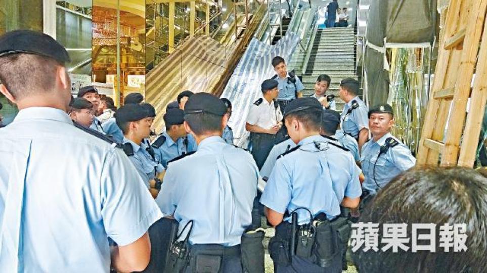 大批警員在涉案酒樓調查。 大批警員在涉案酒樓調查。