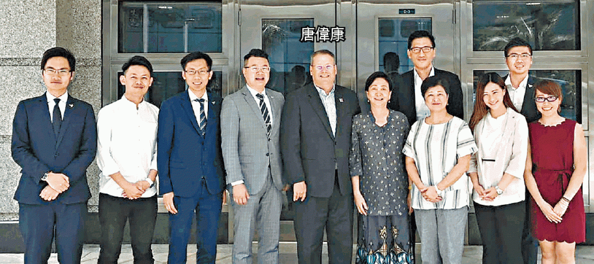 唐偉康昨與民主黨在領事館會面後合照。劉慧卿fb圖片 唐偉康昨與民主黨在領事館會面後合照。劉慧卿fb圖片