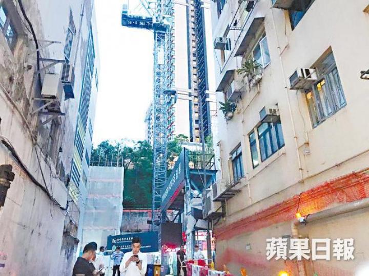 據記者實地視察,瑧樺周邊均被舊樓包圍。 據記者實地視察,瑧樺周邊均被舊樓包圍。