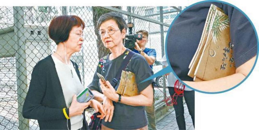 朱牧太太(右)昨帶同月曆到收押所希望贈予陳健民等四人,讓他們在獄中知道時日。戴耀廷太太(左)及陳健民太太(右)昨到荔枝角收押所探監後離開。有線電視畫面 朱牧太太(右)昨帶同月曆到收押所希望贈予陳健民等四人,讓他們在獄中知道時日。戴耀廷太太(左)及陳健民太太(右)昨到荔枝角收押所探監後離開。有線電視畫面