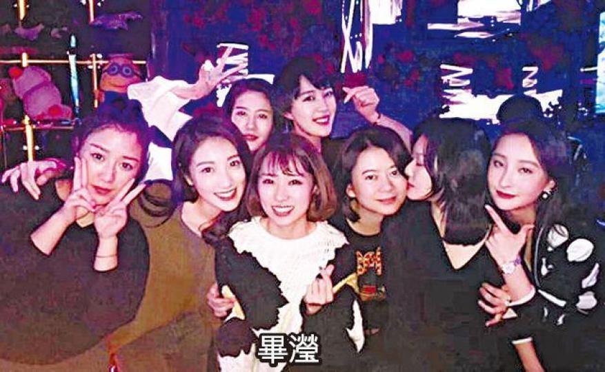 畢瀅在合照中笑得燦爛。微博圖片張丹峰（右）主演的電影早前煞科。互聯網圖片