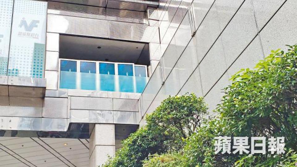 有指長實應允在租庇利街中環中心停車場入口搭建行人天橋。長實以402億元出售中環中心75%權益,轉眼間已一年半。 有指長實應允在租庇利街中環中心停車場入口搭建行人天橋。長實以402億元出售中環中心75%權益,轉眼間已一年半。
