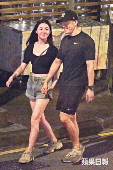 【出雙入對】沈震軒與陳欣妍於中環街頭甜蜜拍拖。陳欣妍剛於第38屆金像獎擔任其中一名主持。資料圖片【全心傾聽】Sammy好專心看女友手機分享。【甜蜜談情】二人如膠似漆，旁若無人。