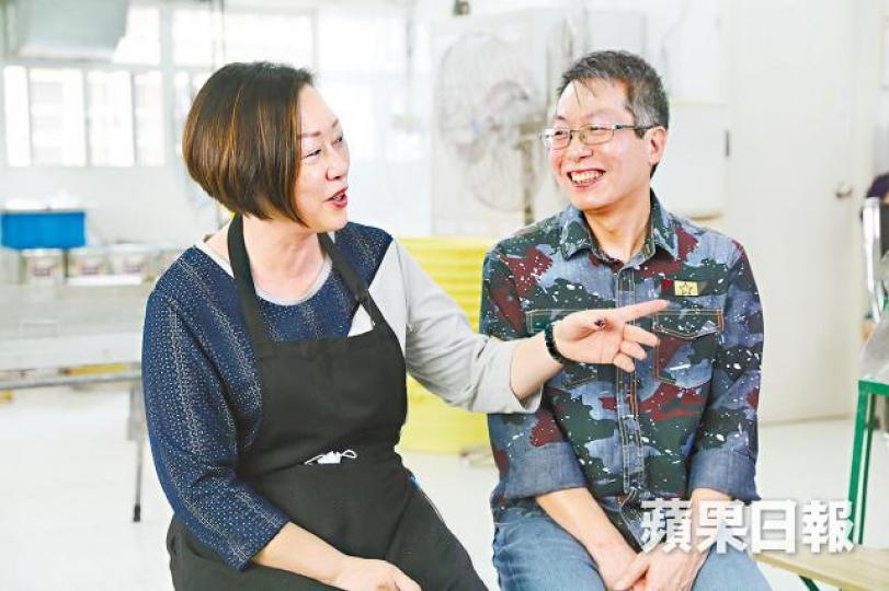太太談起昔日辛酸,吳恩誠但笑不語。 太太談起昔日辛酸,吳恩誠但笑不語。
