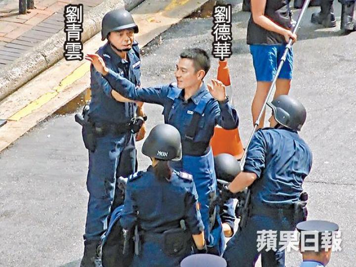 華仔舉起雙手一臉勝利姿態，在旁的青雲卻伸手拍打他。