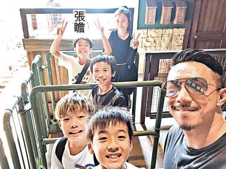 張繼聰和謝安琪一拖四，帶兒子張瞻和三位男孩去主題公園玩。互聯網圖片