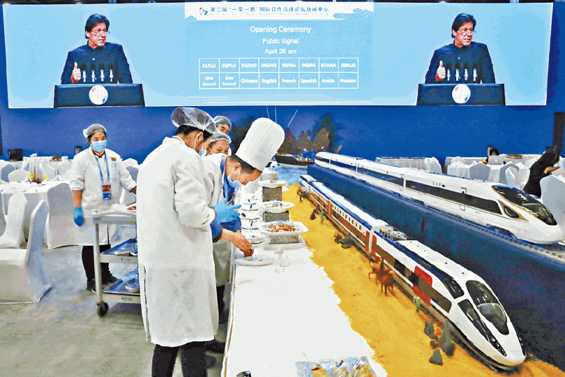 宴會廳的工作人員準備食物。美聯社 宴會廳的工作人員準備食物。美聯社