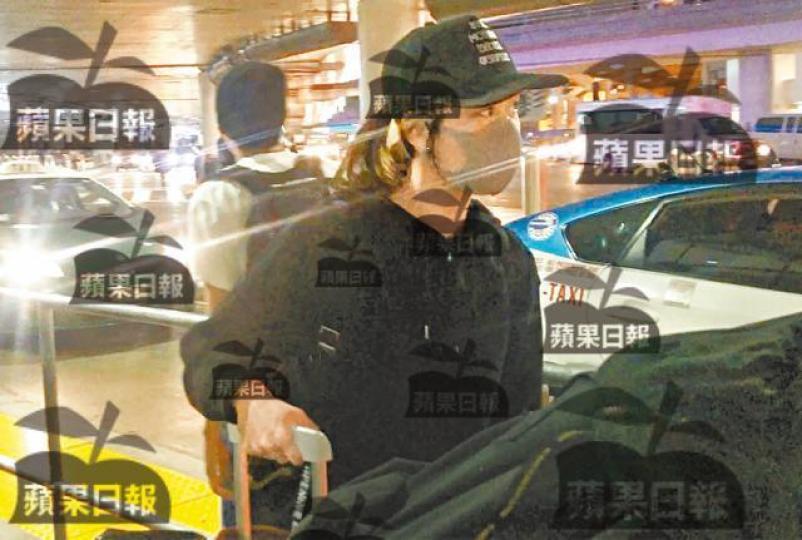 【難掩倦容】昨早坐完長途機的心穎抵達洛杉磯，雖然戴了口罩，但仍難掩疲態。記者張紫茵洛杉磯傳真【抵達LA】黃心穎（左）昨早在友人陪同下步出機場，行李簡便。DV圖片【不慎跌帽】心穎（右）不小心跌帽，第一時間俯身執拾。【排隊等車】心穎不搭Uber，改為排隊等的士。【狂撳手機】等車期間心穎頭耷耷撳手機，隱約可見已轉了wallpaper。「安心偷食」上星期被《蘋果》獨家爆出，全城轟動。資料圖片對於女友離開香港，馬國明昨日表示不欲回應。資料圖片「安心偷食」令黃心穎形象插水，工作全部叫停。資料圖片心穎離港後，