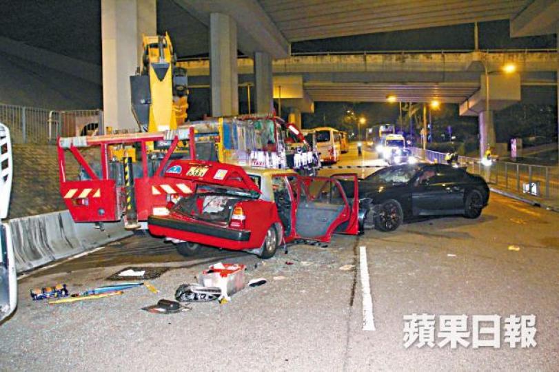 的士與寶馬房車在牛皮沙街相撞,左邊行車線泊滿大型車輛。唐家輝攝的士司機被救出,送院後不治。讀者提供圖片 的士與寶馬房車在牛皮沙街相撞,左邊行車線泊滿大型車輛。唐家輝攝的士司機被救出,送院後不治。讀者提供圖片