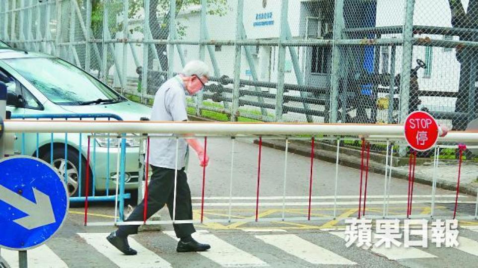 陳日君昨晨前往荔枝角收押所探望三子。文兆麟攝戴耀廷及陳健民被判監16個月,按現行扣減刑期機制,二人最快可於明年2月底出獄。邵家臻昨被推入放射診斷部檢驗,他在病床上豎起拇指。簡明恩攝扣減刑期後,被判囚8個月的黃浩銘料最快今年9月底出獄。 陳日君昨晨前往荔枝角收押所探望三子。文兆麟攝戴耀廷及陳健民被判監16個月,按現行扣減刑期機制,二人最快可於明年2月底出獄。邵家臻昨被推入放射診斷部檢驗,他在病床上豎起拇指。簡明恩攝扣減刑期後,被判囚8個月的黃浩銘料最快今年9月底出獄。