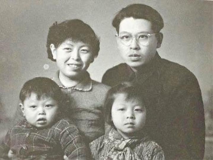孩童時代的楊逸(前排右)與家人被流放到鄉間務農。 孩童時代的楊逸(前排右)與家人被流放到鄉間務農。