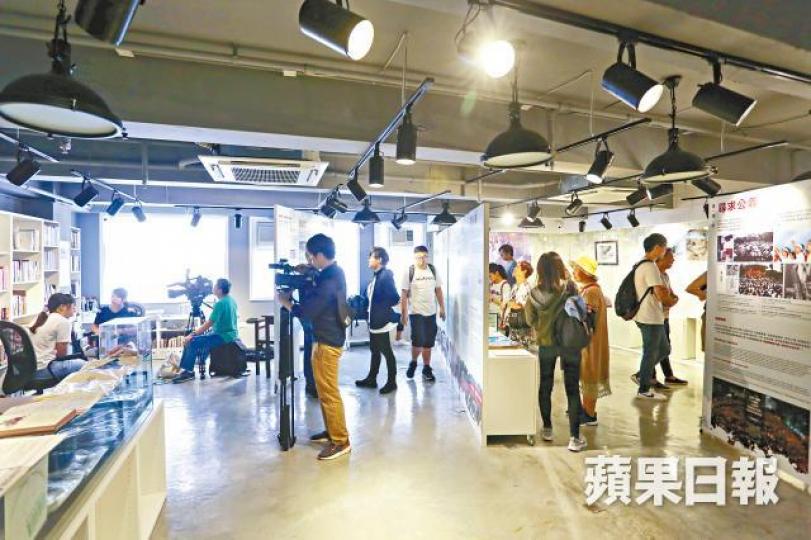 面積約1,100呎的新六四紀念館昨日正式重開,首日有近100人參觀。董立華攝消防接報懷疑六四紀念館有氣體洩漏,到場巡查。 面積約1,100呎的新六四紀念館昨日正式重開,首日有近100人參觀。董立華攝消防接報懷疑六四紀念館有氣體洩漏,到場巡查。
