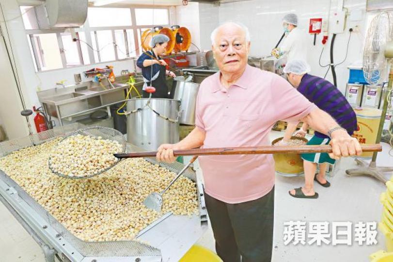 吳松錫於70年前首創蝦子花生,至今仍令他引以為榮。花生倒入炸爐後,需以人手不停翻攪,務求炸得均勻。轉用半自動機器後,趣香一星期可生產近3,000磅花生。趣香位於青山道的舊工場以全人手製作,產量有限。受訪者提供圖片1951年開業的趣香同時售賣各款零食,其門如市。受訪者提供圖片 吳松錫於70年前首創蝦子花生,至今仍令他引以為榮。花生倒入炸爐後,需以人手不停翻攪,務求炸得均勻。轉用半自動機器後,趣香一星期可生產近3,000磅花生。趣香位於青山道的舊工場以全人手製作,產量有限。受訪者提供圖片1951年開業的趣香同時售賣各款零食,其門如市。受訪者提供圖片