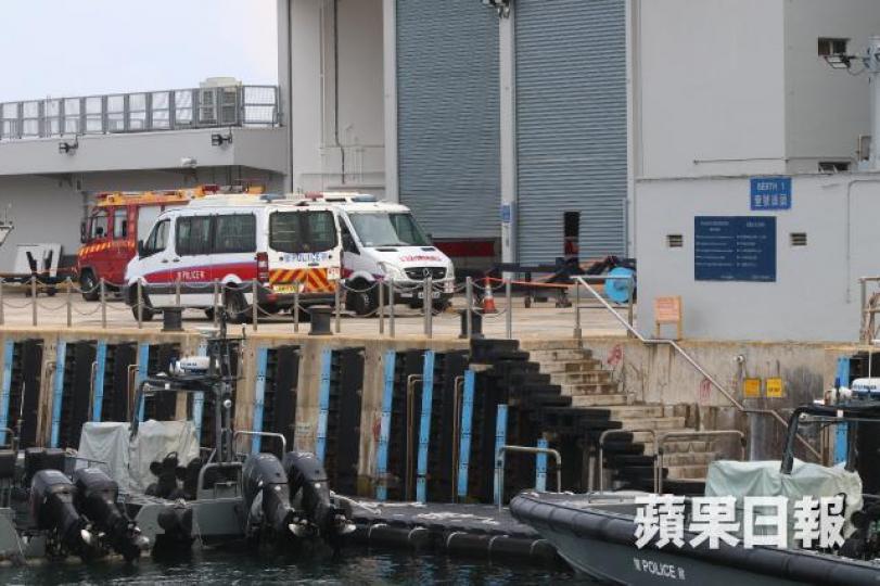 墮海釣魚翁被救起,送抵西貢水警基地時證實不治。簡明恩攝 墮海釣魚翁被救起,送抵西貢水警基地時證實不治。簡明恩攝