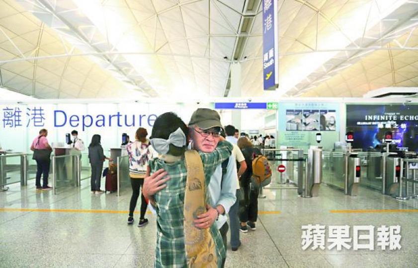 林榮基前日隻身出走台灣,與到機場送別的毛孟靜擁抱。廖中仁攝林榮基在台北呼吸到自由空氣,輕鬆多了,於西門町展露在港難得一見的笑容。朱永倫攝 林榮基前日隻身出走台灣,與到機場送別的毛孟靜擁抱。廖中仁攝林榮基在台北呼吸到自由空氣,輕鬆多了,於西門町展露在港難得一見的笑容。朱永倫攝