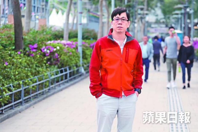曾在北京天安門見證子彈橫飛,30年後已成為律師多年的林耀強,堅持傳承六四屠城歷史。朱永倫攝北京學運火紅紅時,林耀強(左)與吾爾開希(右二)等學生開會。林耀強89年5月15日在北京舉起「香港學生支持你們」的標語聲援。 曾在北京天安門見證子彈橫飛,30年後已成為律師多年的林耀強,堅持傳承六四屠城歷史。朱永倫攝北京學運火紅紅時,林耀強(左)與吾爾開希(右二)等學生開會。林耀強89年5月15日在北京舉起「香港學生支持你們」的標語聲援。
