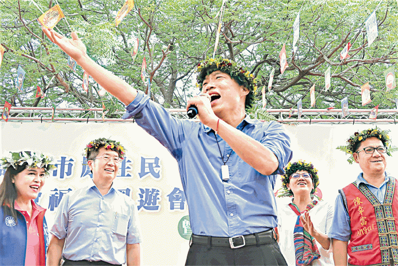 高雄市長韓國瑜上任至今負面新聞不斷,他昨出席原住民母親節活動時就競選經費作「澄清」。 台灣《蘋果新聞網》藍營兩大高層吳敦義(左)與王金平昨於活動上咬耳仔。 高雄市長韓國瑜上任至今負面新聞不斷,他昨出席原住民母親節活動時就競選經費作「澄清」。 台灣《蘋果新聞網》藍營兩大高層吳敦義(左)與王金平昨於活動上咬耳仔。