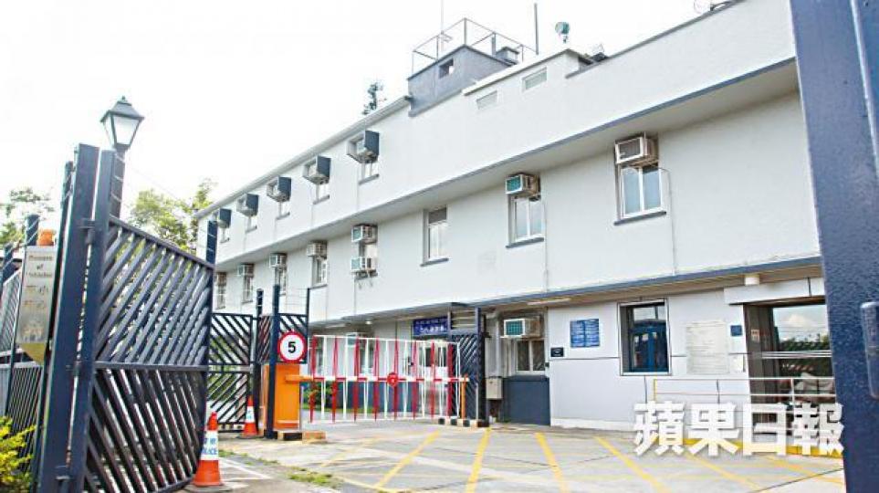 打鼓嶺警署亦有海關人員疑租用貨van押犯。 打鼓嶺警署亦有海關人員疑租用貨van押犯。