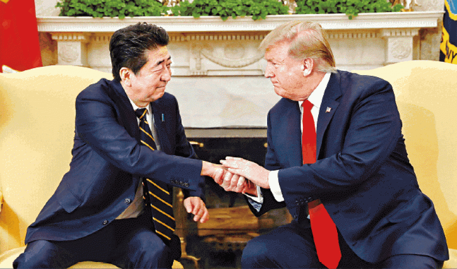 安倍與特朗普會談前,表現得「老友鬼鬼」。 安倍與特朗普會談前,表現得「老友鬼鬼」。