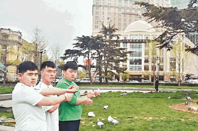 三名盜殺鴿子男子在指認案發現場。互聯網 三名盜殺鴿子男子在指認案發現場。互聯網